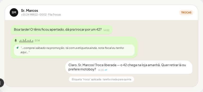 Recorte real del chat de Prisme: audio recibido con la transcripción automática justo debajo