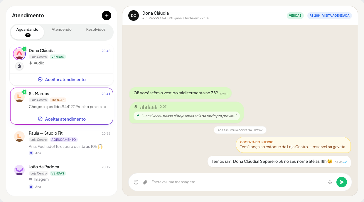 Recorte real del inbox de Prisme: conversación en espera con sello de no leído y botón para aceptar la atención